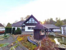 Hausansicht Stilvolles Architektenhaus in naturvoller Umgebung - Einliegerwohnung - Innenpool -