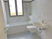 Wannenbad Sonnige 2 - Zimmerwohnung in zentraler Lage - Loggia - Lift - EBK - Parkhaus