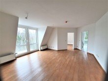 Wohnzimmer, Balkon Komfortable 2 - Zimmerwohnung in zentraler Lage - 2 Balkone - EBK - Lift