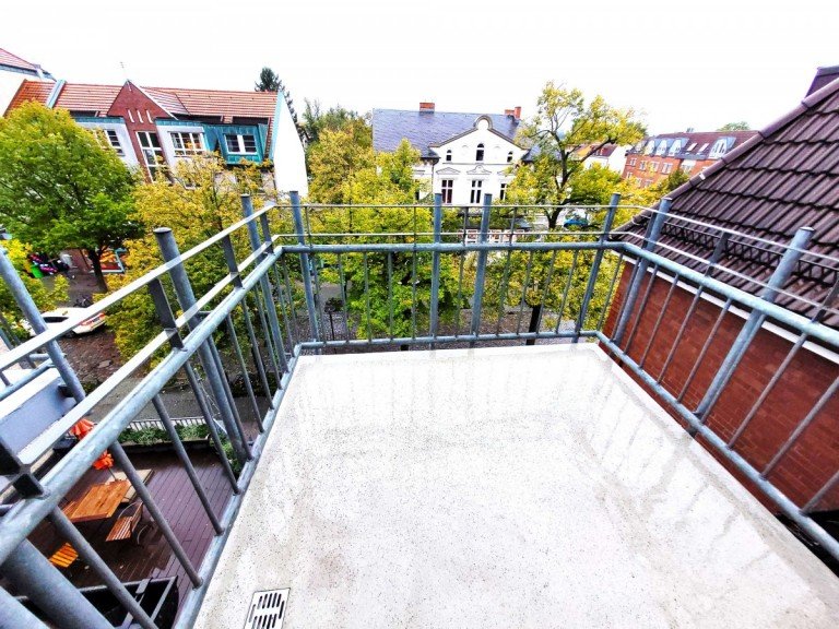 Balkon K�nigs Wusterhausen Dachgeschosswohnung Komfortables Apartment mit S�dbalkon und neuer EBK in zentraler Lage