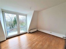 Schlafzimmer, Balkon Komfortable 2 - Zimmerwohnung in zentraler Lage - 2 Balkone - EBK - Lift