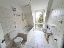 Wannenbad Komfortable 2 - Zimmerwohnung in zentraler Lage - 2 Balkone - EBK - Lift