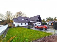 Hausansicht Stilvolles Architektenhaus in naturvoller Umgebung - Einliegerwohnung - Innenpool -
