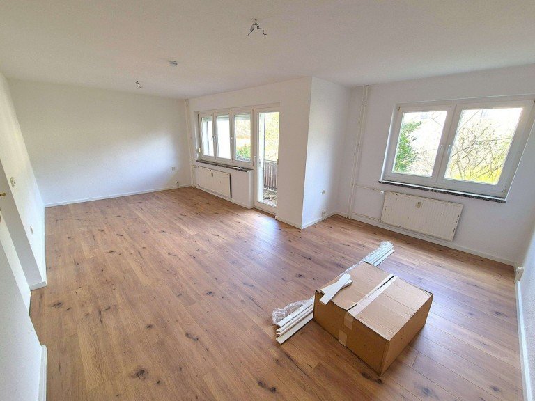 Wohnzimmer Strausberg Erdgeschosswohnung Sonnige 4-Zimmerwohnung in zentraler Lage - Terrasse - Dusch- und Wannenbad - Garten - Pkw-Garage