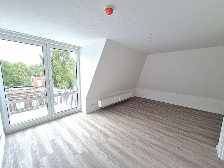 Zimmer I K�nigs Wusterhausen Dachgeschosswohnung Komfortable 2-Zimmerwohnung in bester Stadtlage - Erstbezug nach Sanierung - 2 Balkone - EBK - Lift