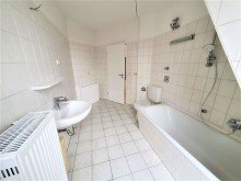 Wannenbad Komfortable 2 - Zimmerwohnung in zentraler Lage - 2 Balkone - EBK - Lift