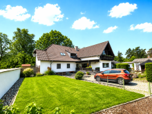 Hausansicht Stilvolles Architektenhaus in naturvoller Umgebung - Einliegerwohnung - Innenpool - Keller -
