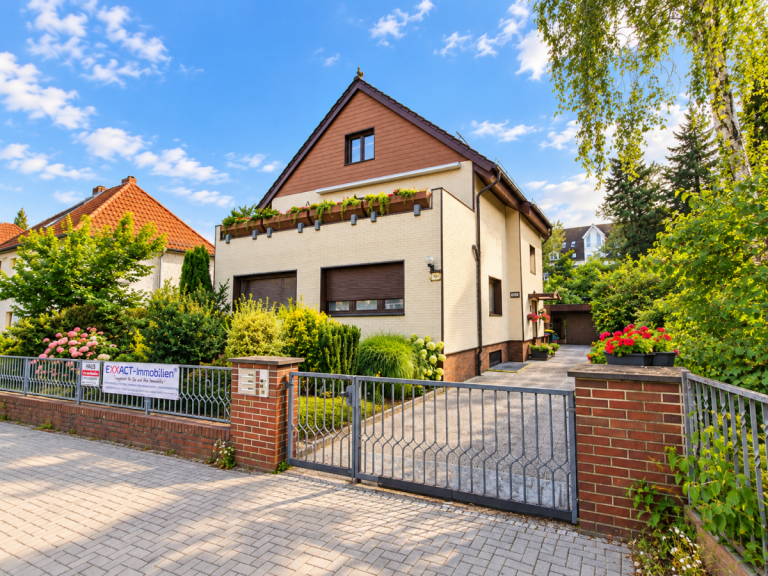 Hausansicht Berlin Zweifamilienhaus Exzellentes Zweifamilienhaus auf idyllischem Parkgrundst�ck - Wohnkomfort trifft Investment